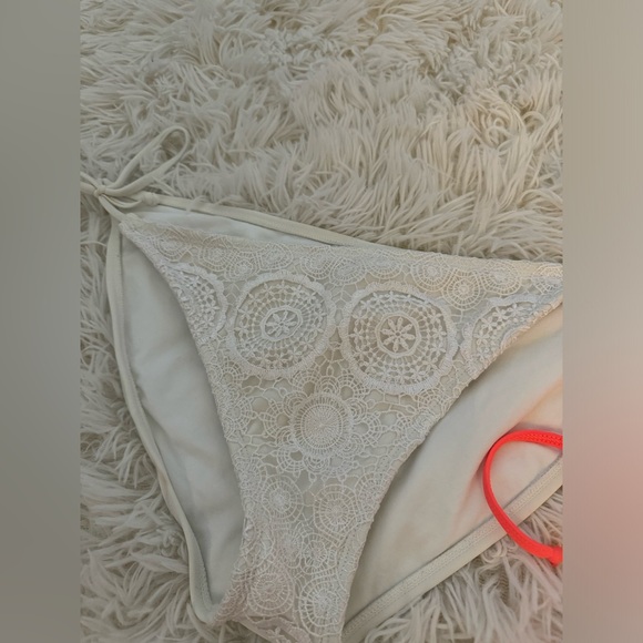 Neon orange fringe bikini top with white crochet bottoms - Picture 6 of 8